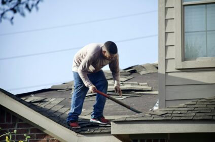Roofing contractor working on a roof in the Laurentides